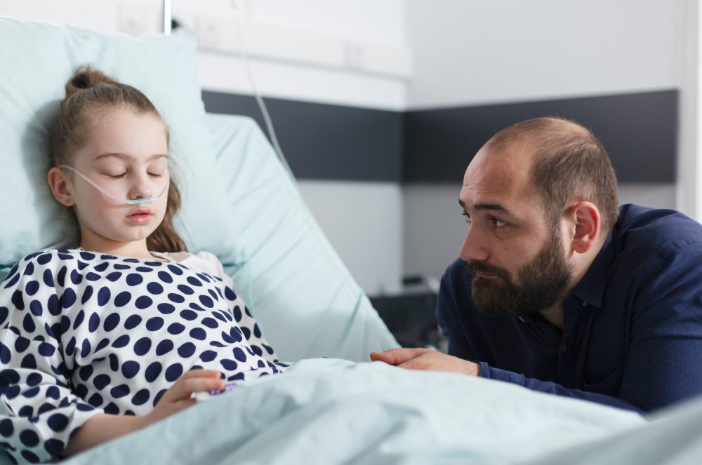 Pai não vacina filhas e se arrepende após a caçula entrar em coma