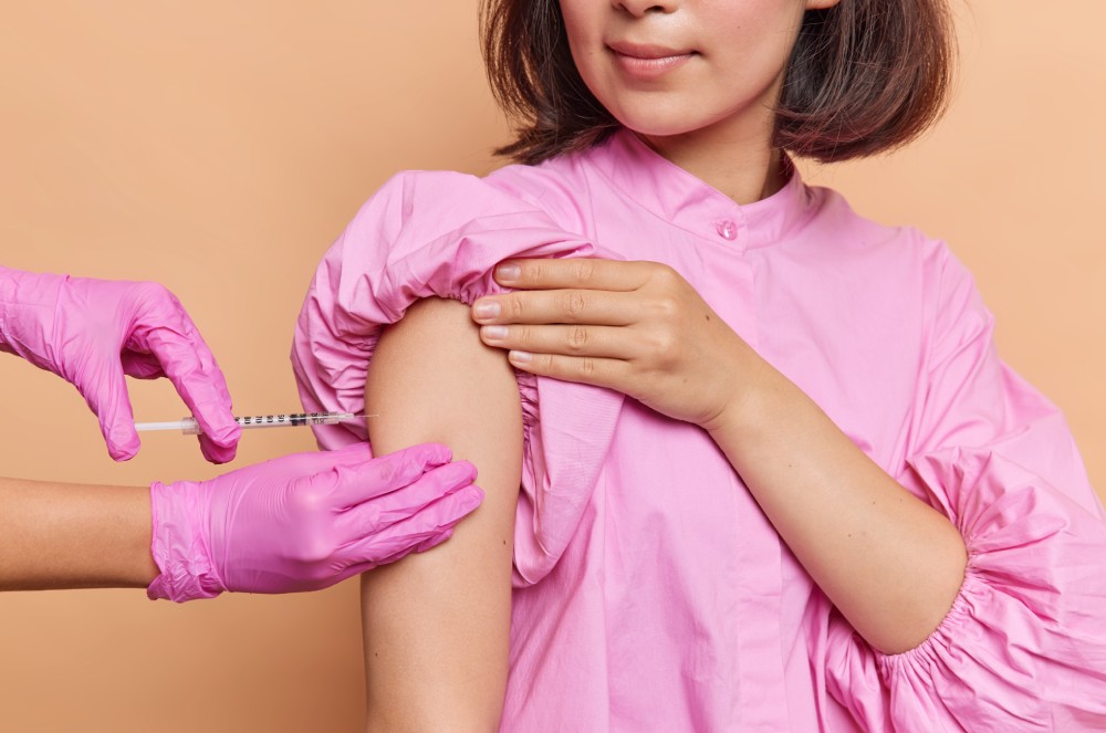Vacina contra HPV zera mortes por câncer de colo do útero em jovens na Inglaterra