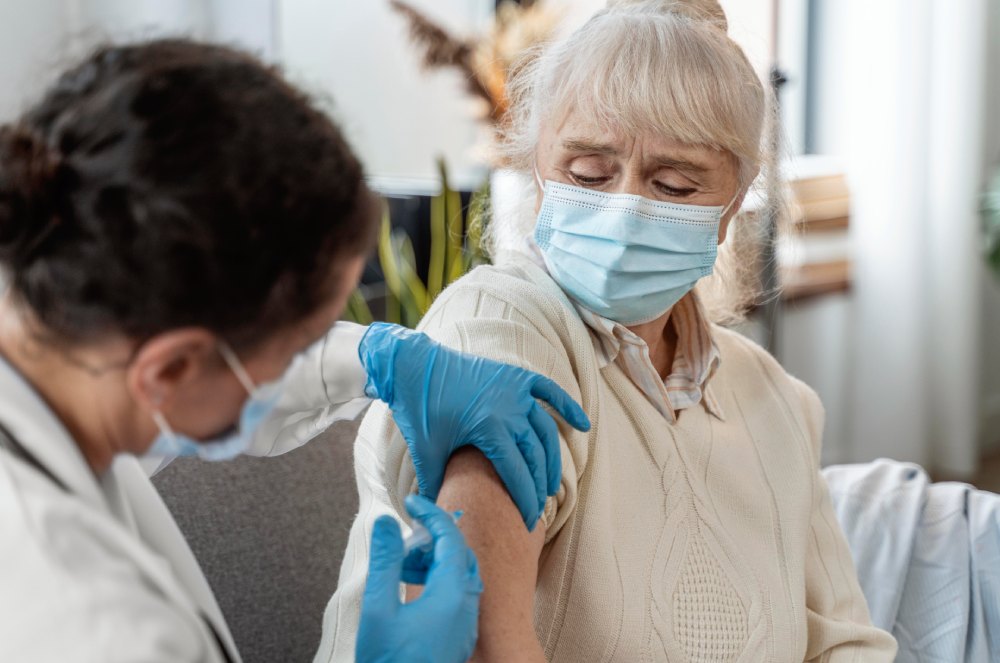 Vacina da gripe para quem tem 60 anos ou mais já está disponível na rede privada